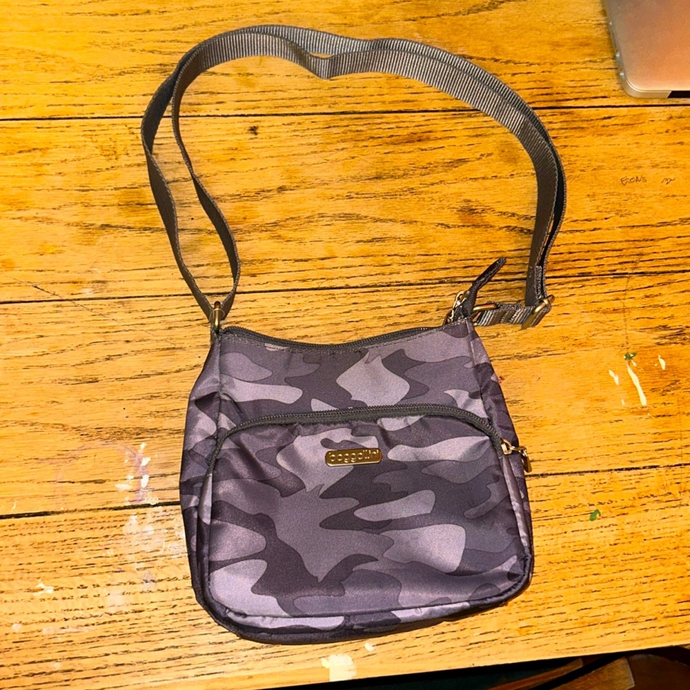 ♣️Grey Camo Shoulder Bag, Baggallini♣️